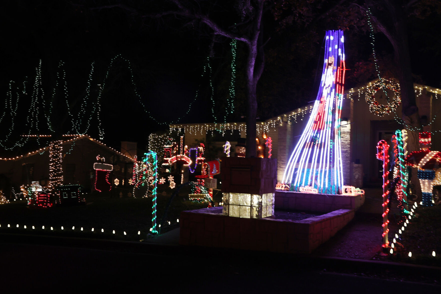 121221-wac-loc-holidaylights-woodcrest1.JPG